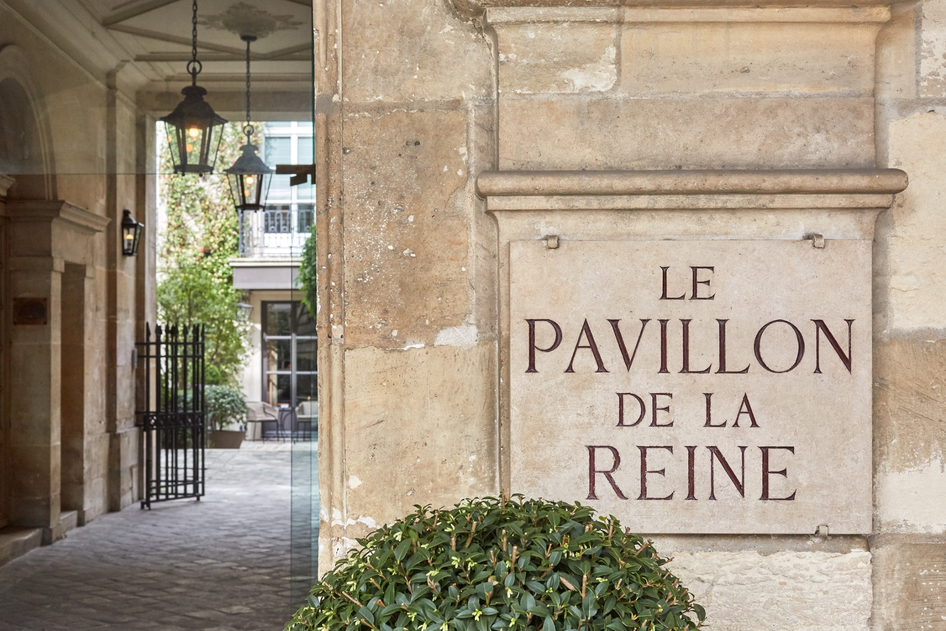 Le Pavillon de la Reine — 1
